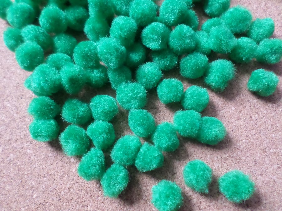 50 x Mini Wool Craft Pompoms - 12mm - Green 
