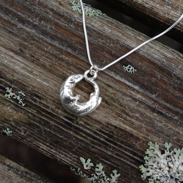 Otter Round Necklace