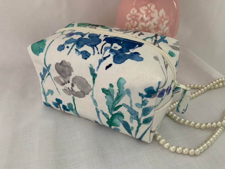 Boxy Cosmetic Bag, Square Zipped Purse, Travel Pouch, Make up Bag