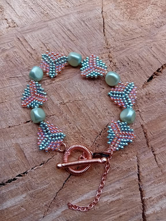Shimmering metallic green and peach triangles beaded bracelet
