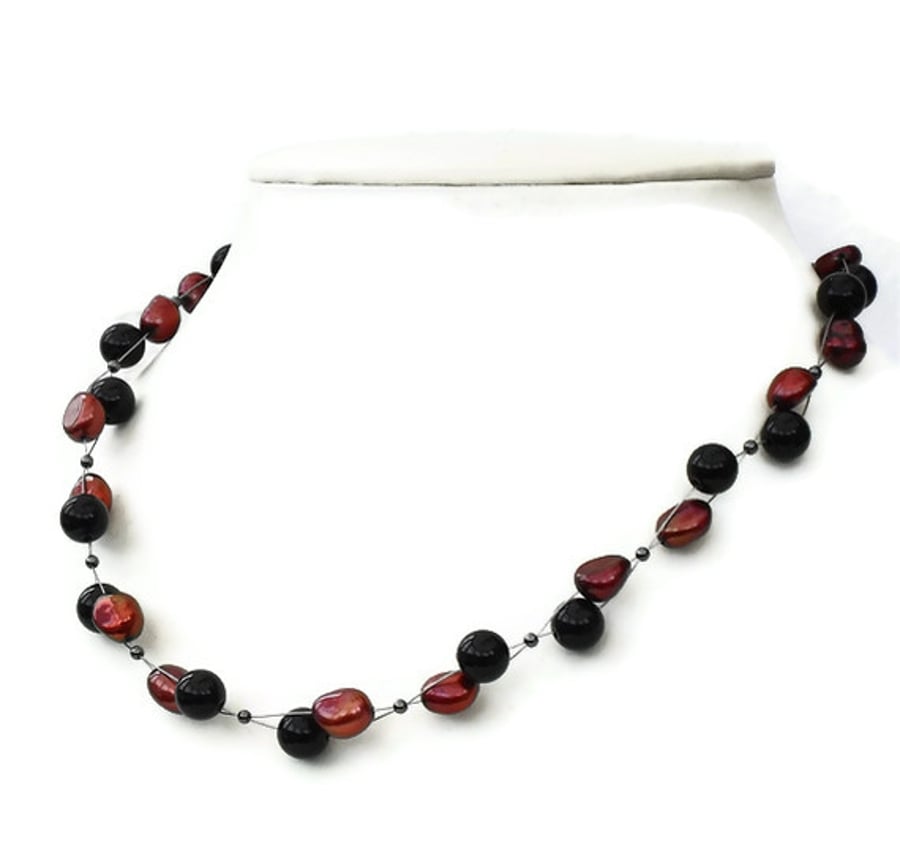 Red pearl and black onyx necklace 