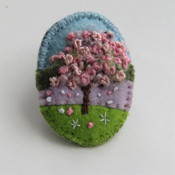 Blossom - Oval felt brooch