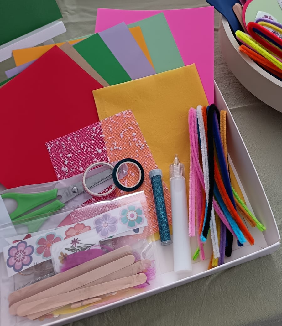 Medium assorted arts and crafts kit 