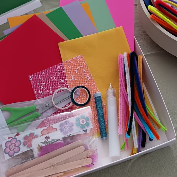 Medium assorted arts and crafts kit 