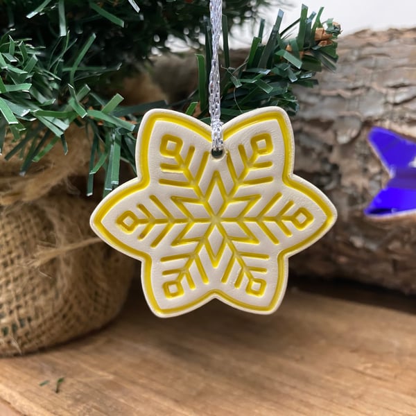 Ceramic snowflake tag (yellow)