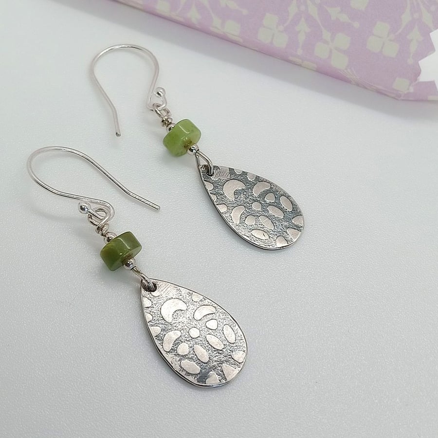 Patterned silver raindrop earrings with Chrysoprase gemstone bead STS