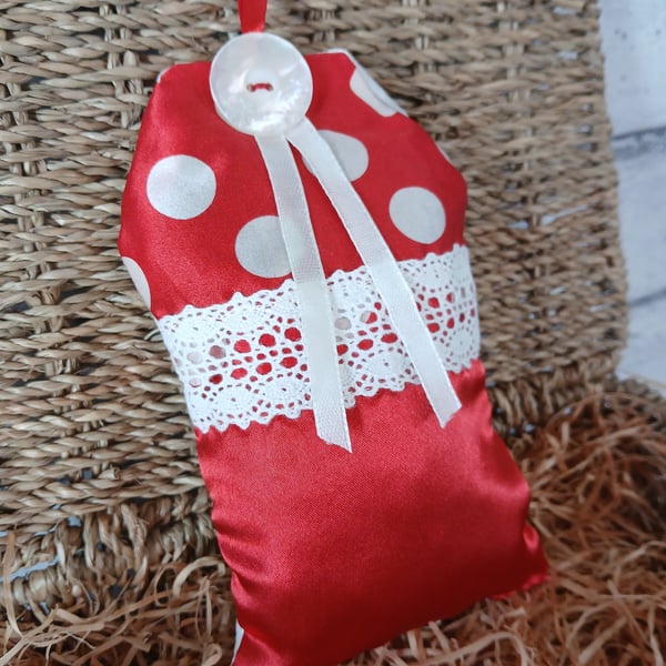 Hand made silk lavender sachet. Price includes P and P 