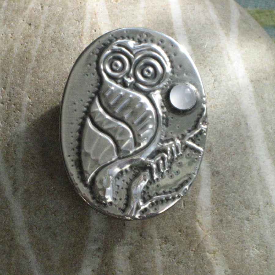 Owl Brooch in Silver Pewter with Moonstone