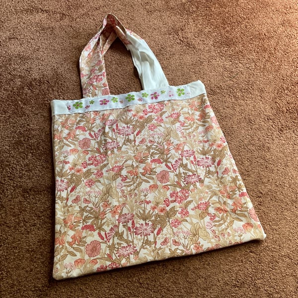 Tote bag with pockets and flower border