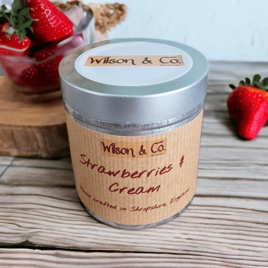 Strawberries & Cream Scented Candle 230g