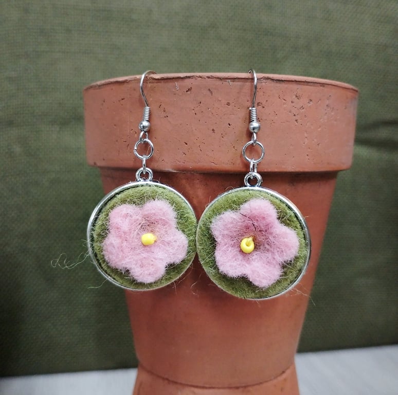 Wool flower earing