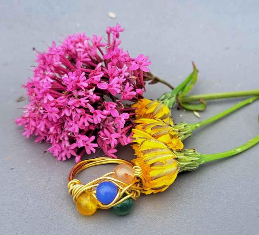 Colourful jade beaded gold plated aluminium wirework ring 