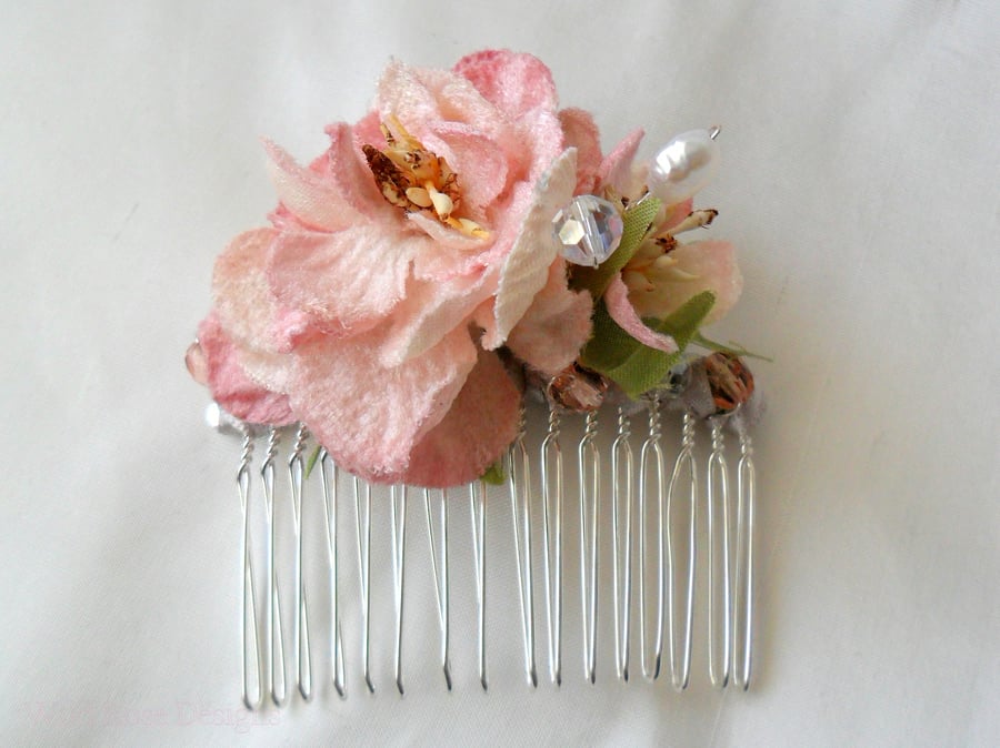 Hair comb with pink velvet flower
