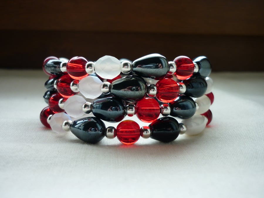RED, WHITE, BLACK AND SILVER MEMORY WIRE BRACELET.  774