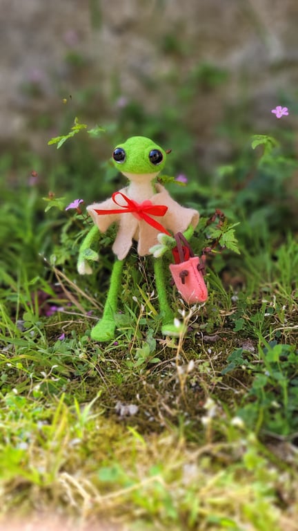 Needle Felted Frog Figurine 'Fiona' - Handmade Wool Toad, Cute Cottagecore Desk 