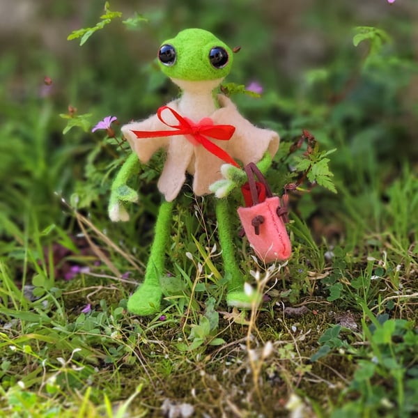 Needle Felted Frog Figurine 'Fiona' - Handmade Wool Toad, Cute Cottagecore Desk 