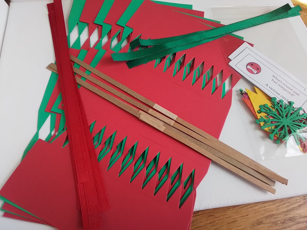 Christmas cracker kit. Red and green. Ref 191