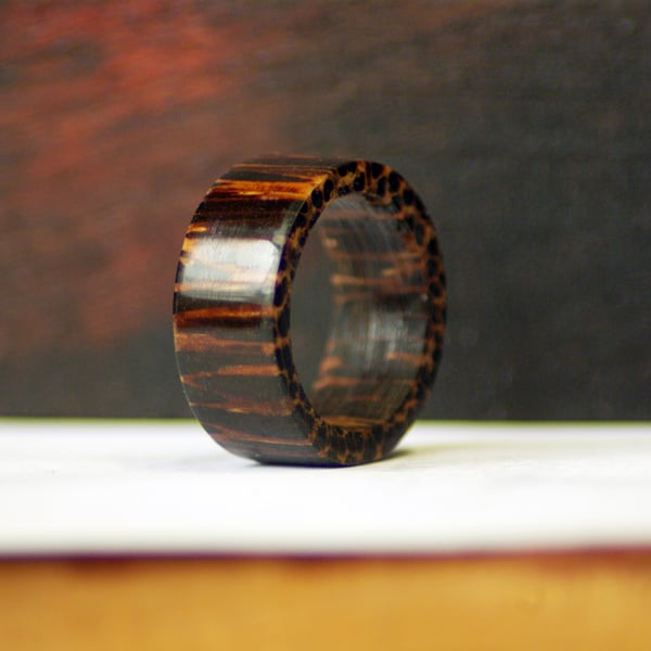 Solid exotic wood ring: Black palm