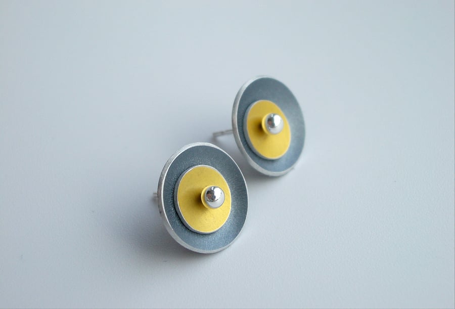 Circle earrings in grey and yellow