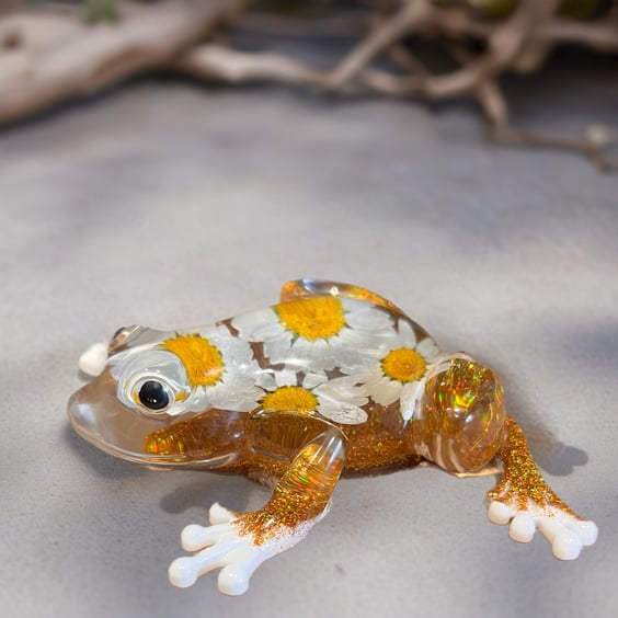 Handmade Resin Frog Ornament with Real Daisies – ideal gift for frog lovers