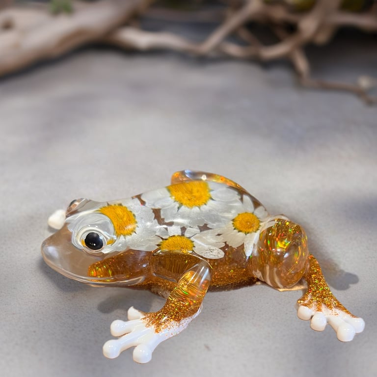 Handmade Resin Frog Ornament with Real Daisies – ideal gift for frog lovers