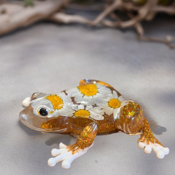 Handmade Resin Frog Ornament with Real Daisies – ideal gift for frog lovers