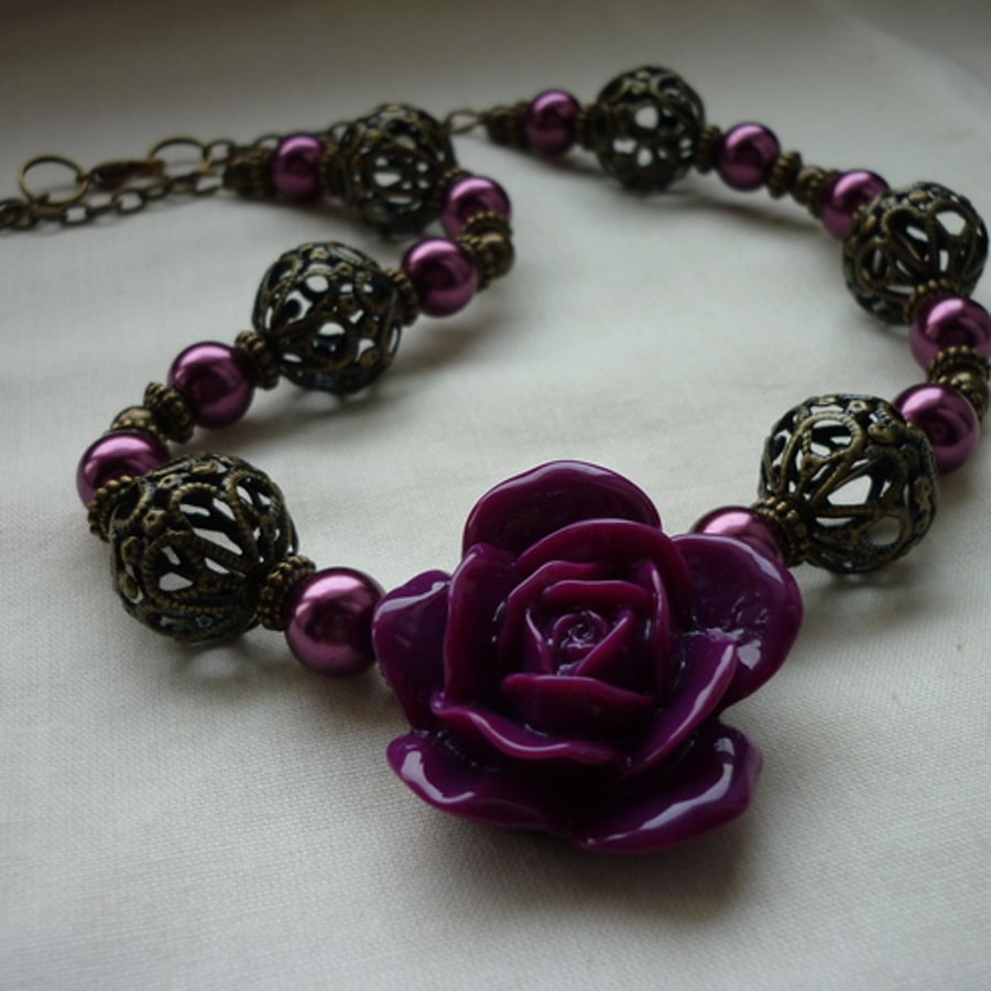 WINE AND ANTIQUE BRONZE NECKLACE.362  