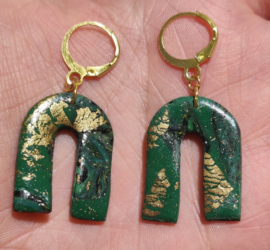 Oopsy abstract green arch dangle earrings