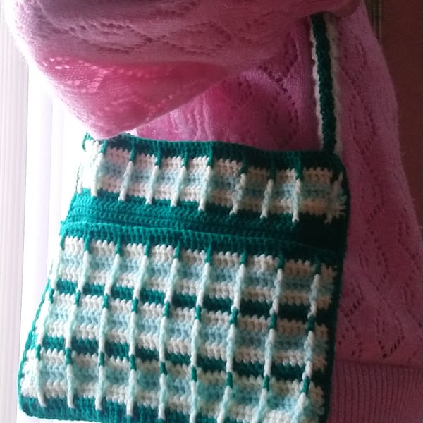 Crochet shoulder bag with pocket, in green and cream