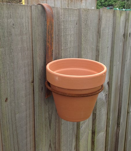 'Fence Hanger' pot holder for 6" terracotta pots