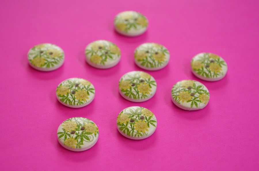 15mm Wooden Floral Buttons Yellow Green White 10pk Flowers (SF5)