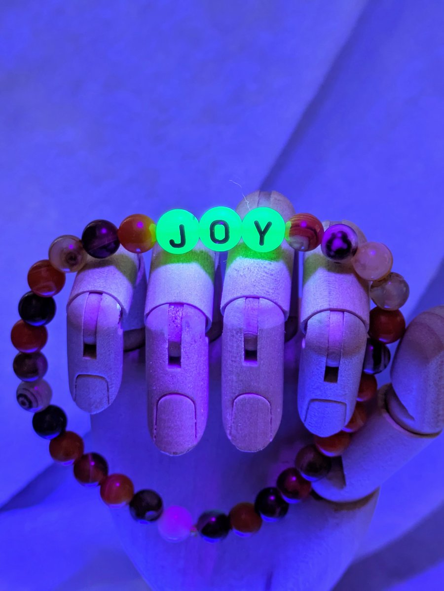 Glow in the dark letter bead bracelet 'JOY'