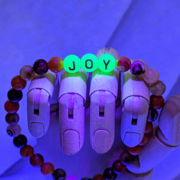 Glow in the dark letter bead bracelet 'JOY'