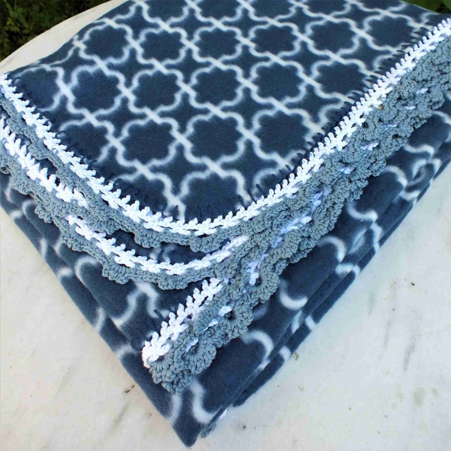 Fleece blanket with crocheted edge - Moroccan tile design, blue