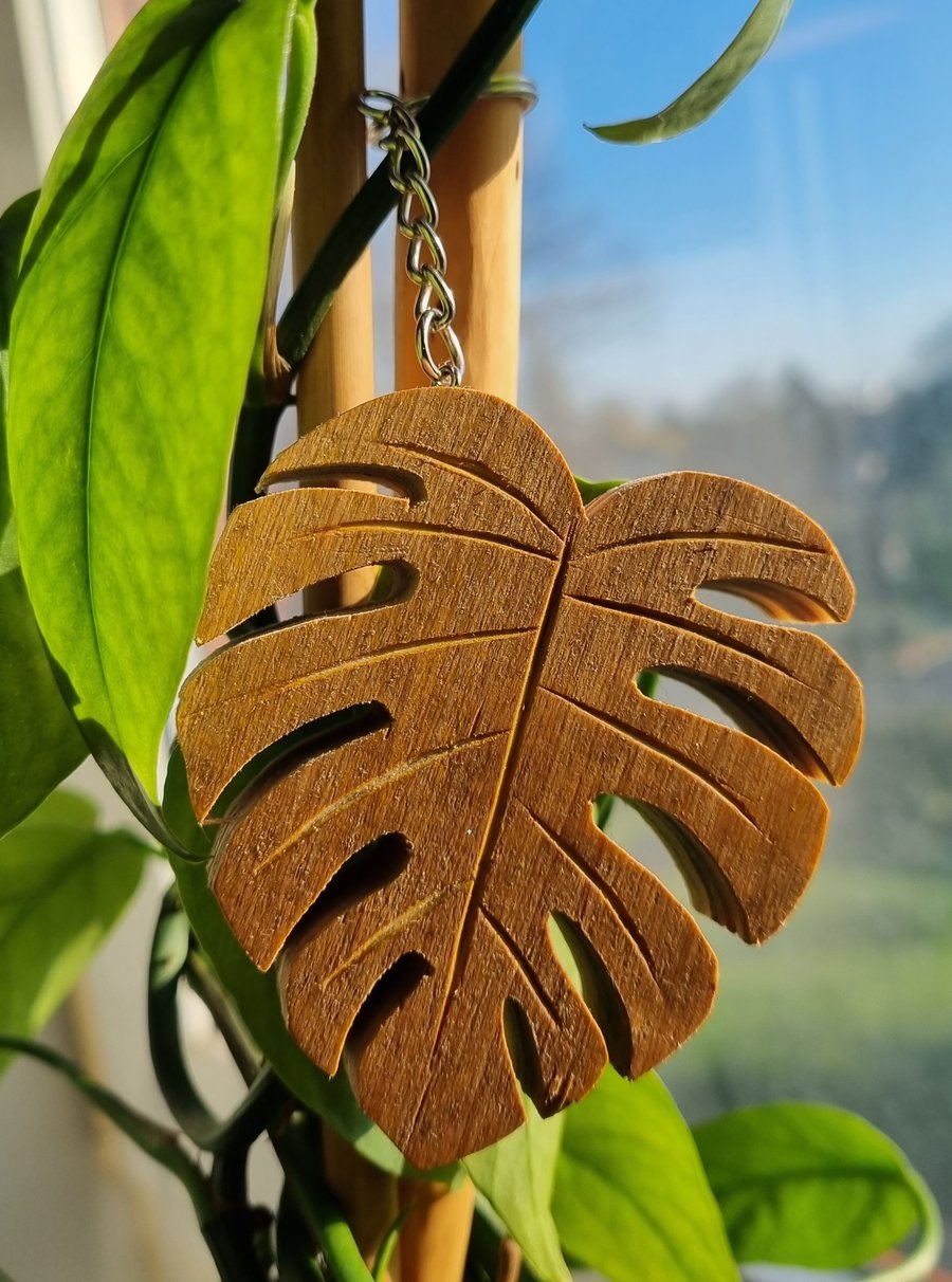 Handmade wooden Monstera tropical house plant leaf ornament keyring.