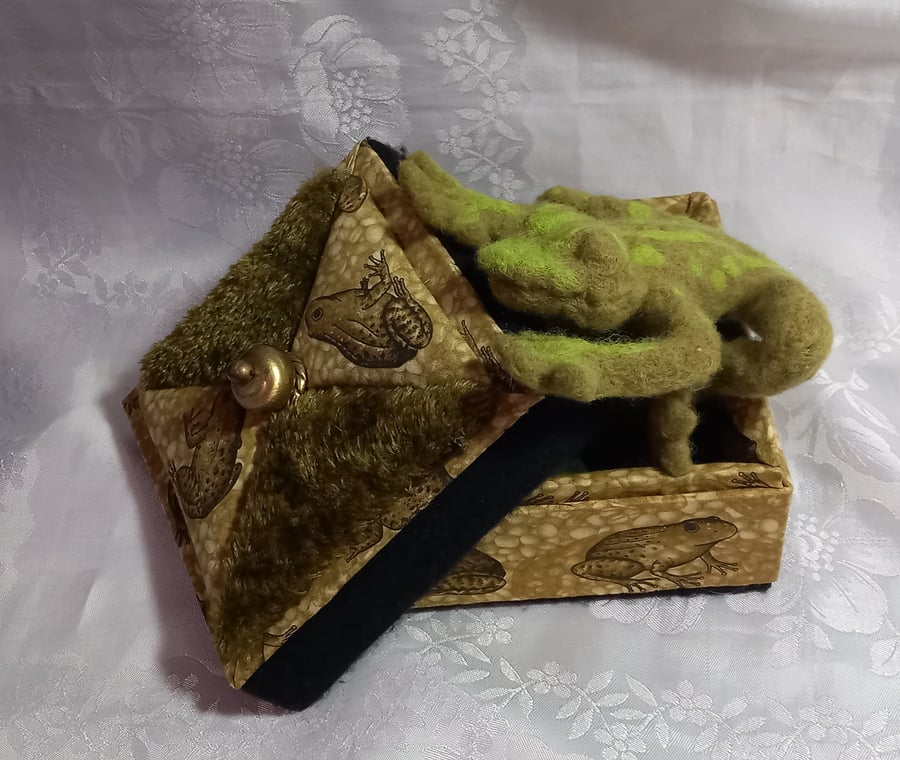 Needle-felted frog in hand made box. Collectable. Unique. Cottagecore.
