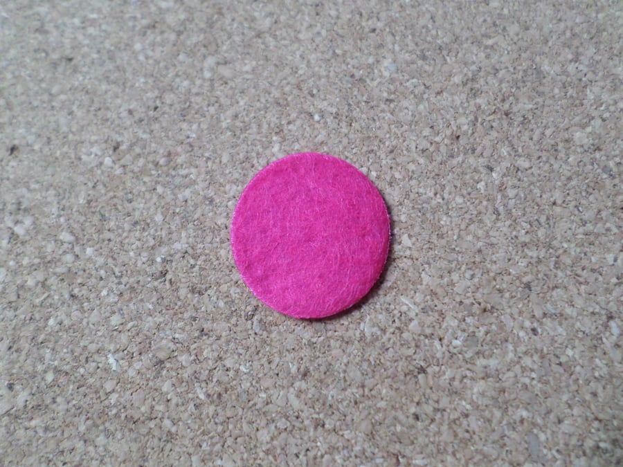 30 x Felt Circles - 20mm - Bright Pink 