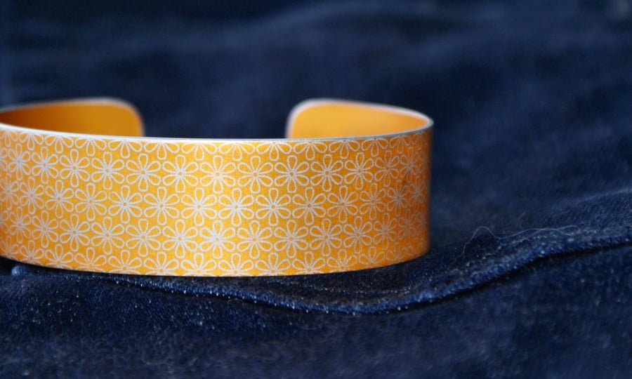 Geometric flower print cuff bracelet orange