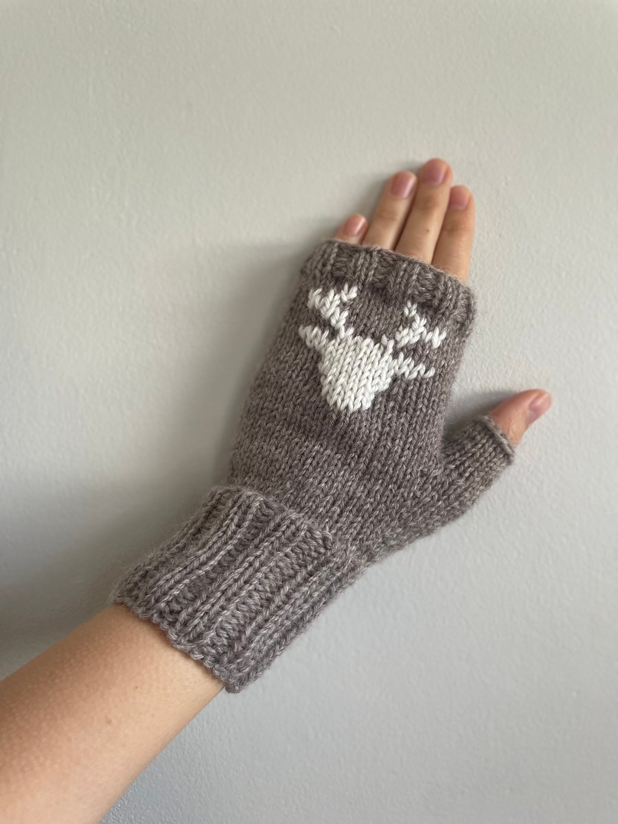 Handknit beige and white wool fingerless mittens gloves Scandinavian reindeer
