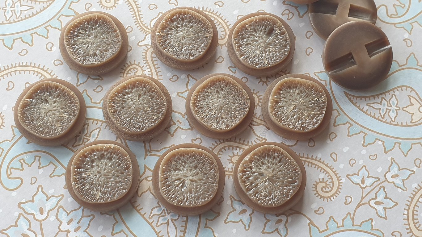 1 & 1 8" 28mm 44L VINTAGE Buttons Beige pitted effect VERY RARE