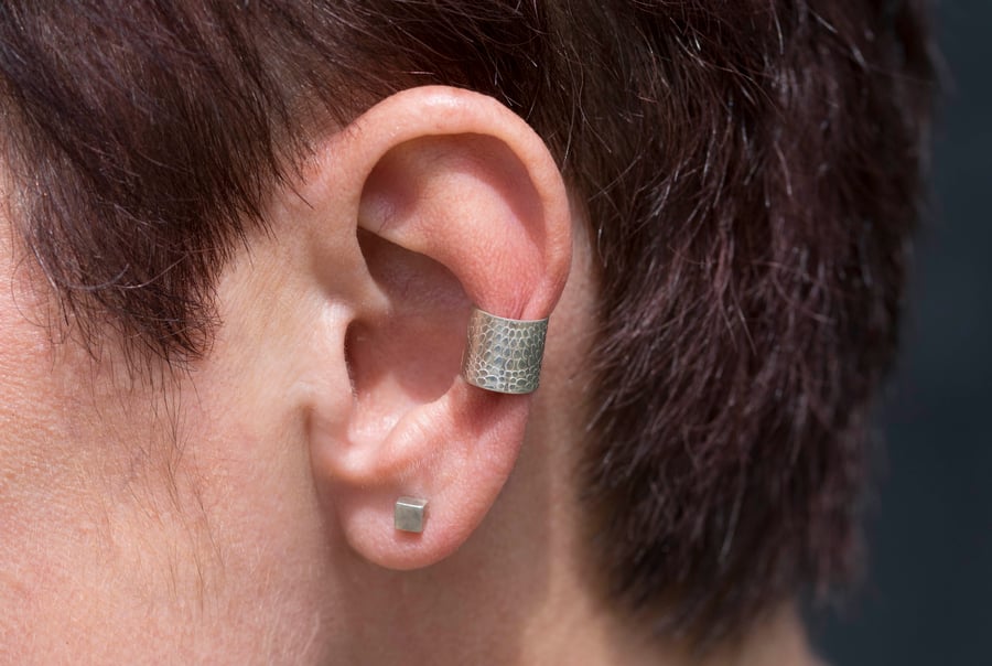 Chunky ear cuff with a "cobblestone" pattern