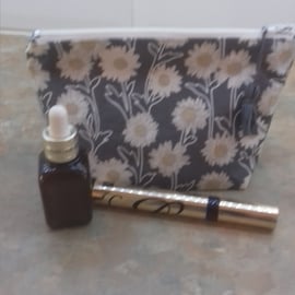 Daisy flower make up bag 