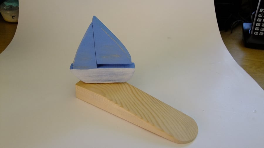 Door wedge with a yatch or boat. Ideal for sailing enthusiasts or mariners. 