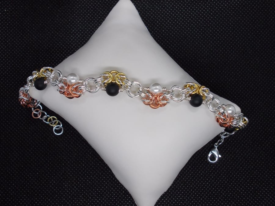 Agate and shell pearl wave bracelet