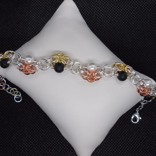 Agate and shell pearl wave bracelet