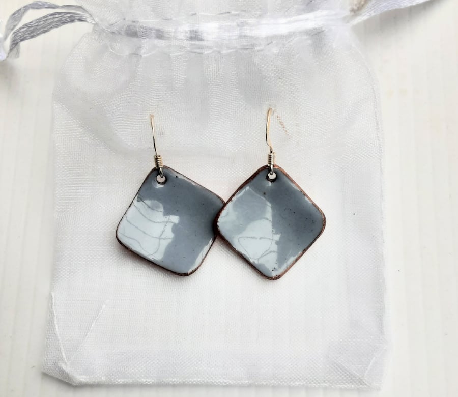 SMALL DOMED ENAMELLED EARRINGS - MID-GREY