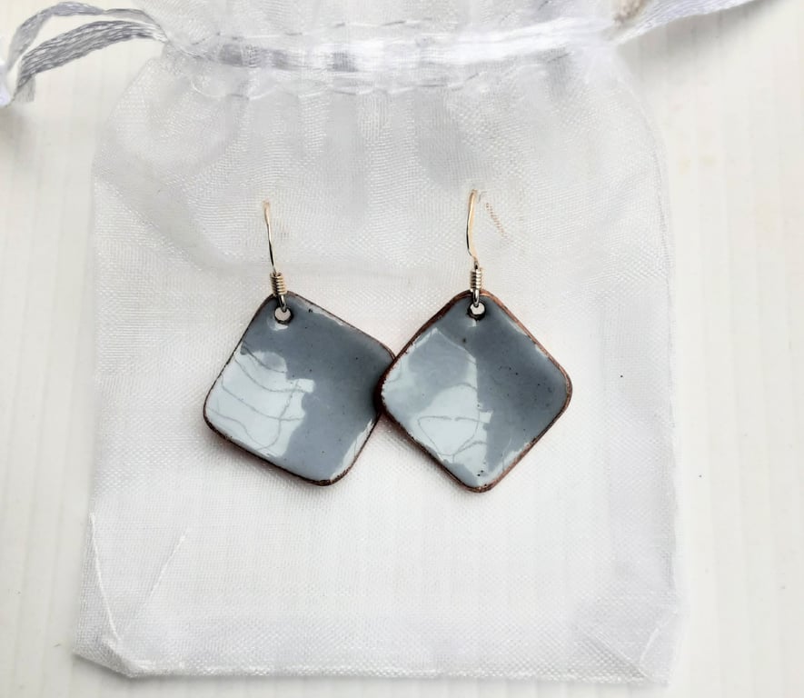 SMALL DOMED ENAMELLED EARRINGS - MID-GREY