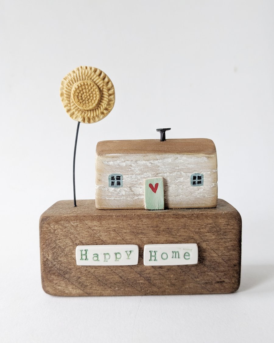Little Wooden Cottage with Clay Sunny Flower 'Happy Home'