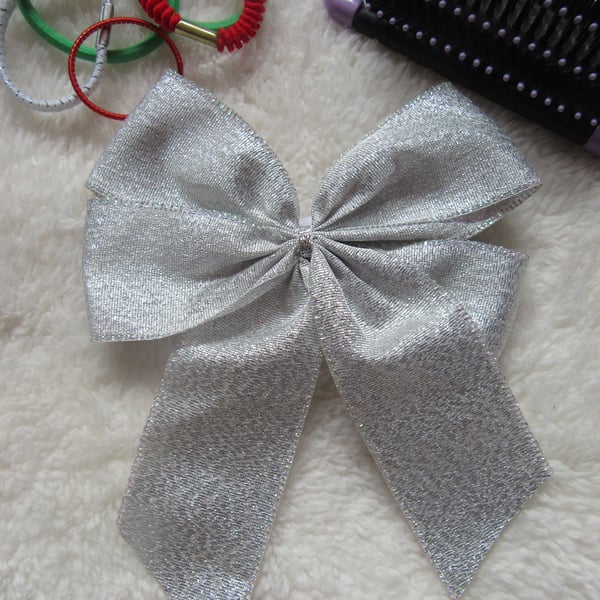 Silver bow hair clip