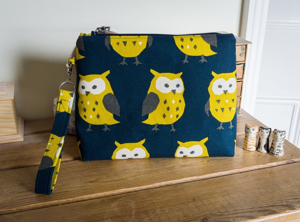 Project bag - a generously sized zipped pouch with detachable wristlet